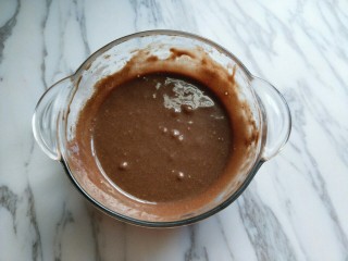 6、#做妈妈的拿手菜#可可颗粒蛋仔,再次用手动打蛋器打至均匀，静止10分钟。