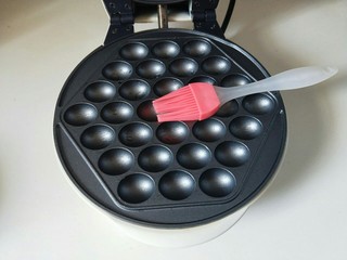 7、#做妈妈的拿手菜#可可颗粒蛋仔,华夫饼预热2分钟，烤盘上刷少许食用油。