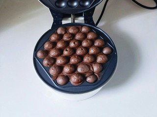 9、#做妈妈的拿手菜#可可颗粒蛋仔,将华夫饼电器盖子打开。（注意烫手）