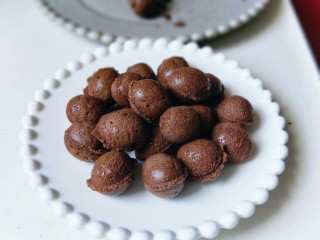 10、#做妈妈的拿手菜#可可颗粒蛋仔,如果你喜欢不弄成一颗一颗的，那么久直接从烤盘中取出一整张。