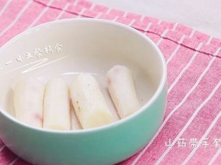 1、宝宝香肠,将铁棍山药去皮，一定一定要带一次性手套哦，哪怕套个塑料袋也好。山药上锅蒸15分钟。