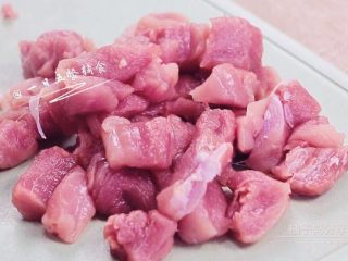 3、宝宝香肠,将肉切丁。