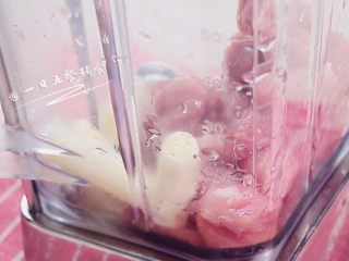 4、宝宝香肠, 肉，蒸好的山药，还有蛋清，水一起倒入料理机，打成猪肉山药泥。打好后，放碗里，周岁以上的宝宝可以适当加点调味。