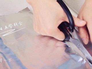 5、宝宝香肠,锡纸剪成一段一段，一段宽度大约15cm。