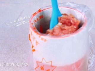6、宝宝香肠,裱花袋套在杯子里，肉泥装进裱花袋。