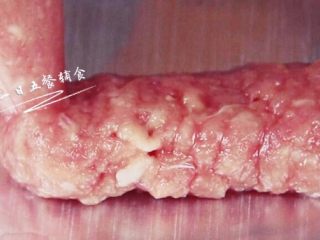 7、宝宝香肠,用剪刀剪一个口，挤在锡纸上。