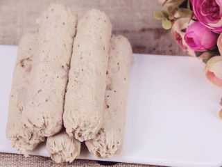 9、宝宝香肠,蒸好后，锡纸很烫，等一会再给他们松绑哦。