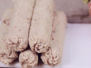 10、宝宝香肠, 这样的香肠宝宝吃的开心，妈妈放心，这种方法我还做过鳕鱼肠，三文鱼肠，蔬菜肠。感兴趣的话给我留言，我会出各种香肠的做法~