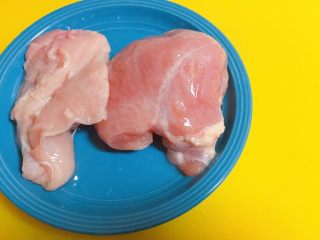 1、根本停不下来的★香辣烤鸡丝,那我们直接开始了哦！首先准备一些鸡胸肉。