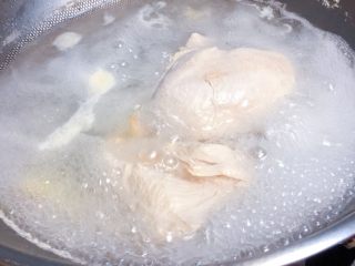 3、根本停不下来的★香辣烤鸡丝,把鸡胸肉和姜片，同煮，大火20分钟以上。将鸡肉煮熟。姜是为了去腥呢。