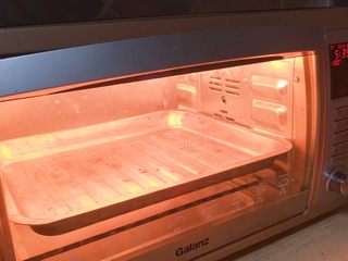 5、根本停不下来的★香辣烤鸡丝,这时候我们可以预热烤箱了，140度，预热7分钟。