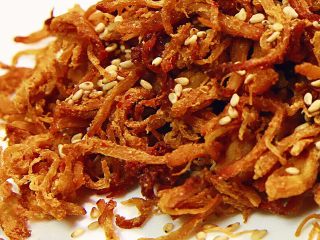 19、根本停不下来的★香辣烤鸡丝,因为大部分水分都烤出去了，所以可以保存比较久。如果不是做成辣的，甚至可以给宝宝当零食吃呢。