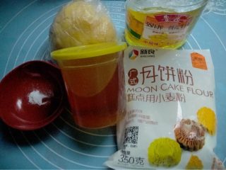 1、金沙奶黄月饼,如图准备食材