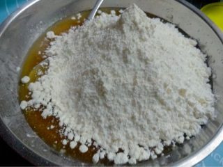 3、金沙奶黄月饼,如图加入月饼粉