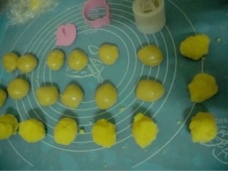 5、金沙奶黄月饼,如图月饼皮和奶黄馅儿均分成12份,皮20 克,馅儿30克