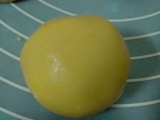 7、金沙奶黄月饼,如图揉圆再沾少许月饼粉