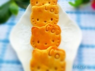 11、金沙奶黄月饼,如图取出放凉用密封盒装起来回油2〜3天即可食用