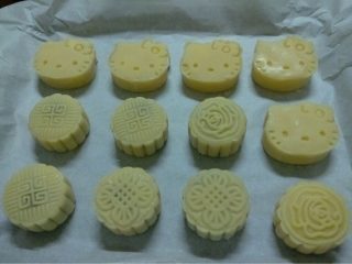 9、金沙奶黄月饼,如图依次按压好自己喜好的图形,入烤箱前刷上一层水