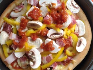 4、培根披萨,如图再撒一层奶酪丝彩椒丝