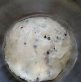 2、巧克力吐司,面团揉好后，放在微波炉里发酵至2-2.5倍大