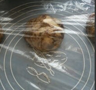 3、巧克力吐司,取出面团，排气、滚圆，盖上保鲜膜松弛30分钟左右