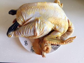 2、小鸡炖蘑菇,鸡洗净，去掉脖子附近的淋巴、肺和鸡屁股。