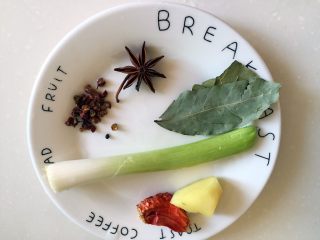 4、小鸡炖蘑菇,焯鸡肉的时候准备调料。