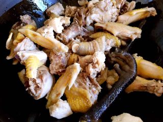 6、小鸡炖蘑菇,锅内放油烧至五成热，放入鸡块翻炒片刻。