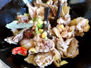 7、小鸡炖蘑菇,当鸡肉内的水分炒干之后，放入调料翻炒。