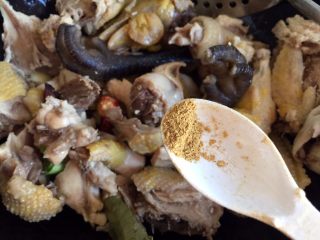 8、小鸡炖蘑菇,放花椒粉。