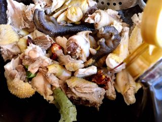 9、小鸡炖蘑菇,放酱油。