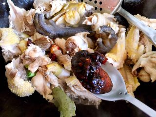 11、小鸡炖蘑菇,放老干妈油辣椒。