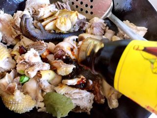 12、小鸡炖蘑菇,放蚝油。