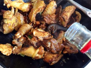 13、小鸡炖蘑菇,翻炒上色后放料酒。