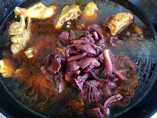 14、小鸡炖蘑菇,放蘑菇后添清水。