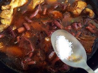 15、小鸡炖蘑菇,水要没过鸡肉，放盐一起大火烧开，转小火炖一个小时。