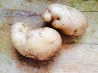 1、西红柿炒土豆,土豆洗净，备用