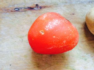 2、西红柿炒土豆,西红柿一个，西红柿是妈妈夏天种的，冻在冰箱里的，提前拿出来化一化