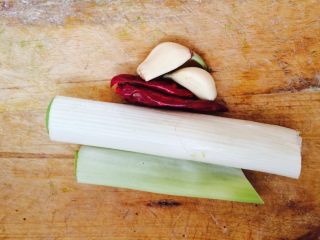 3、西红柿炒土豆,葱蒜辣椒备用