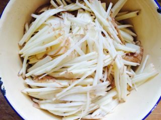 5、西红柿炒土豆,再切丝，装入盆中