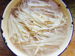 6、西红柿炒土豆,加入水，洗掉土豆里面的淀粉