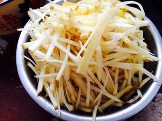 7、西红柿炒土豆,捞出洗好的土豆丝，备用