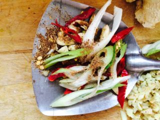 9、西红柿炒土豆,切好的葱蒜辣椒加点花椒面