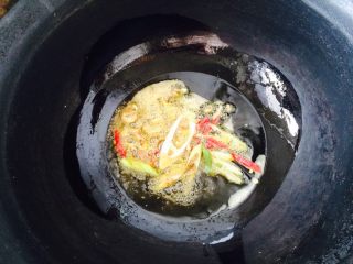 11、西红柿炒土豆,倒入葱蒜辣椒，花椒粉，炝锅