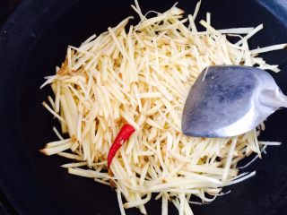 12、西红柿炒土豆,接着倒入土豆丝，翻炒一会