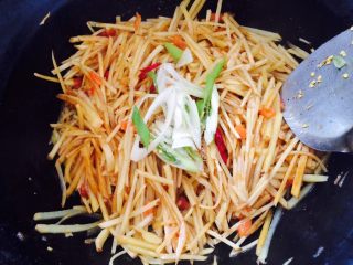 15、西红柿炒土豆,快出锅时加点葱丝提味