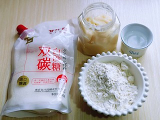 1、中式甜点~蜜豆桃花酥,准备油皮食材。