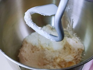 4、中式甜点~蜜豆桃花酥,启动厨师机,揉面10分钟,看见面团揉到可以拉出手套膜就可以了。