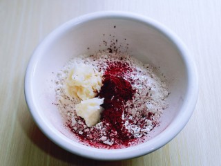 5、中式甜点~蜜豆桃花酥,把油酥食材放入器具中,面粉+红曲粉+猪油,用筷子拌均匀,慢慢和成面即可。