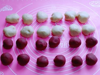 7、中式甜点~蜜豆桃花酥,将油酥及油皮面团分割成12等份。